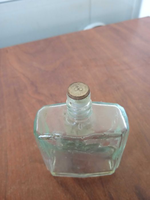 Старо стъклено шише от одеколон