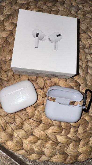 Apple AirPods Pro (1-во поколение) с MagSafe кейс.