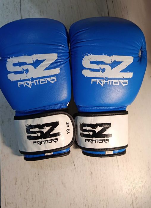 Продавам боксов комплект SZ Fighters за 50€ (купуван за 160лв). Включва кожени ръкавици 10oz, протектори за пищяли, бинтове и гума за зъби.