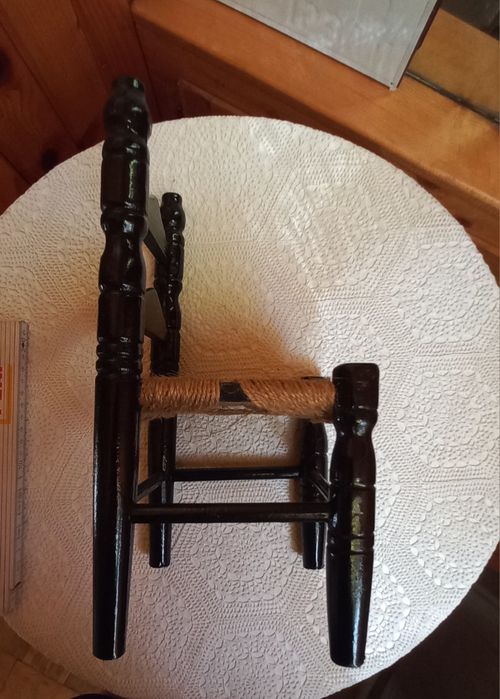 Scaun lemn pt. păpușă, spătar tip scară, șezut iută