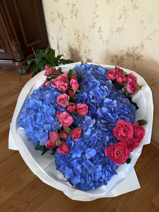 Букет из гортензии и кустовых роз