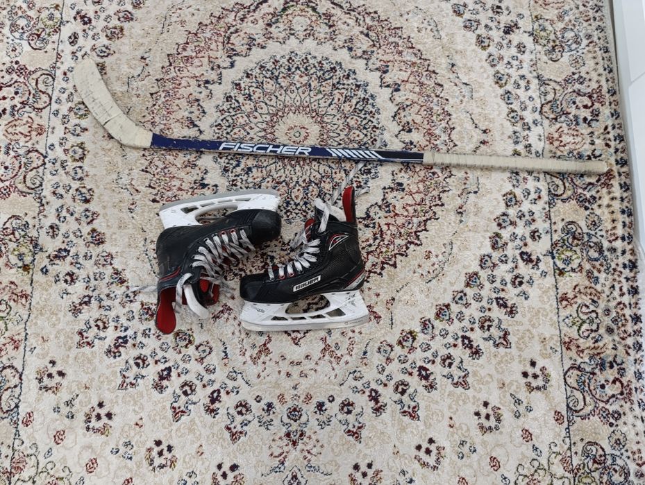 Продам коньки,в подарок клюшка