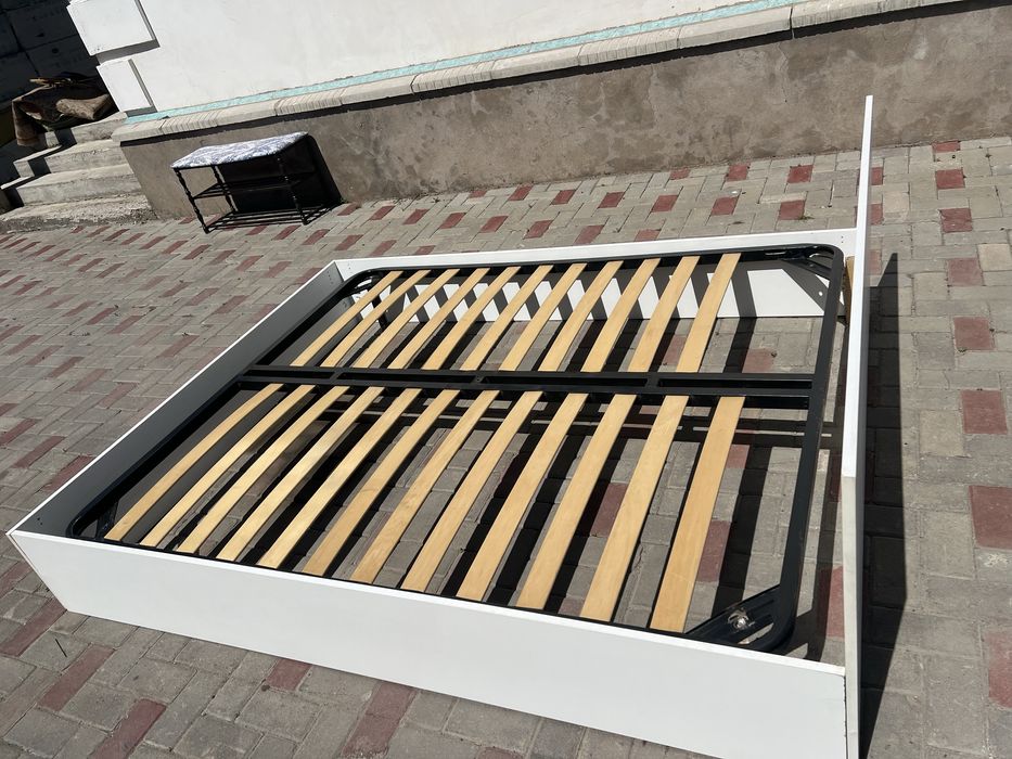 Продам кровать состояние нормальное.