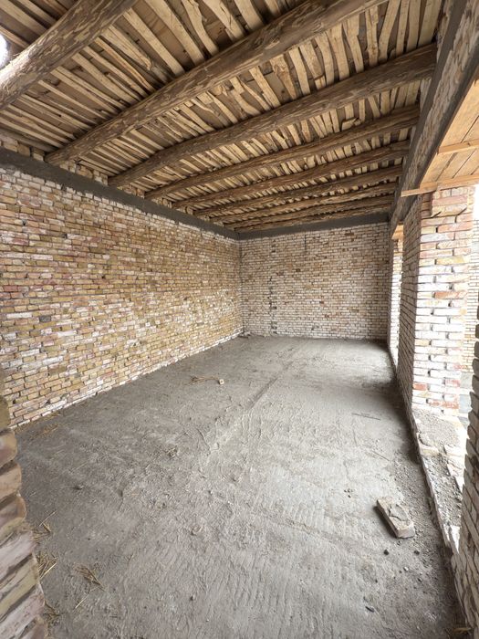 Янги иморат сотилади 3 сотикга якин 4 уй 2 та санузел битта хол подвал