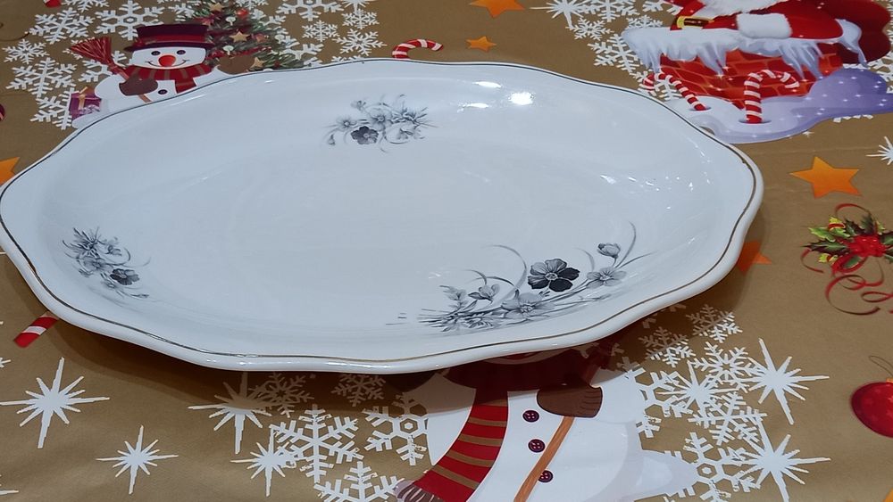 Vand 2 platouri ovale mari din porțelan fin romanesc