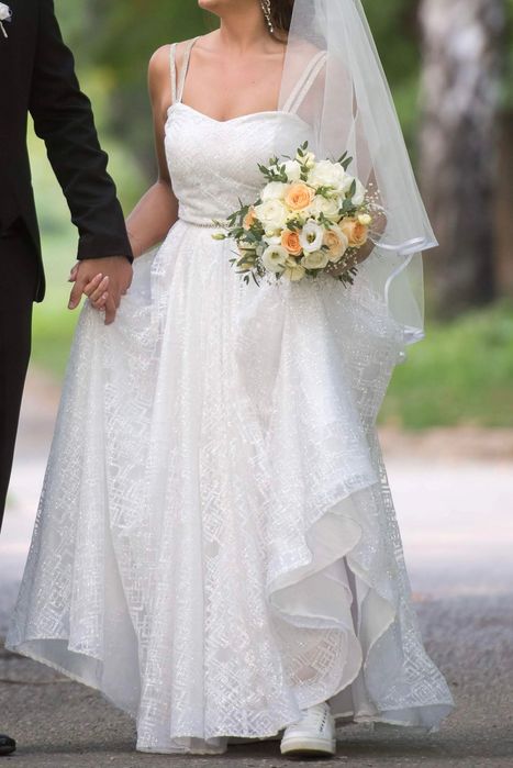 Дълга сватбена рокля