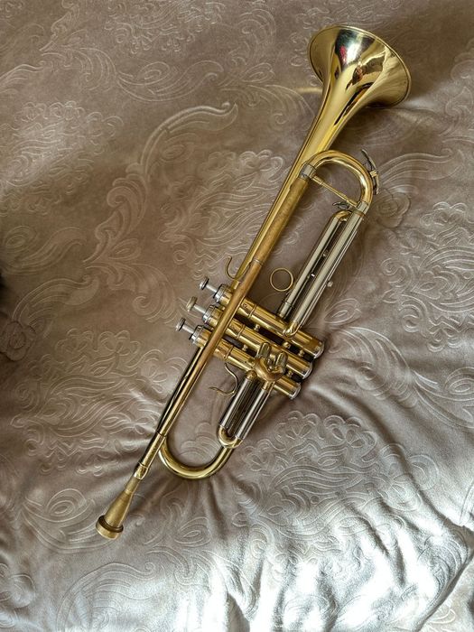 Vând trompetă Vance