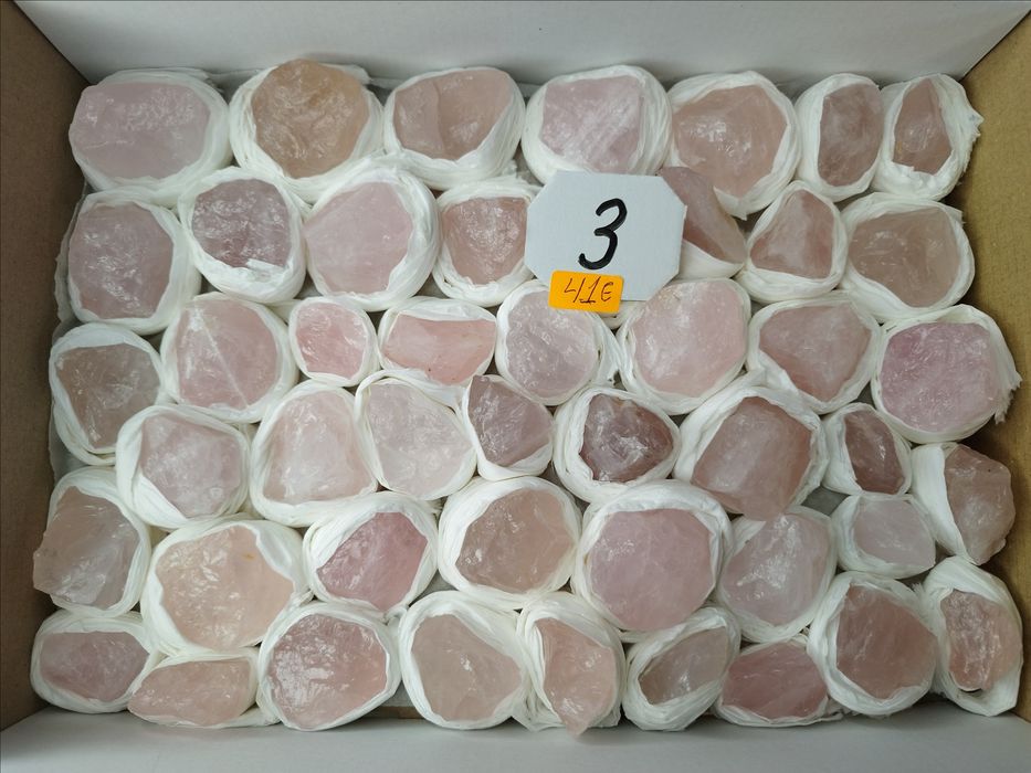 Минерали във кутии 23х30см