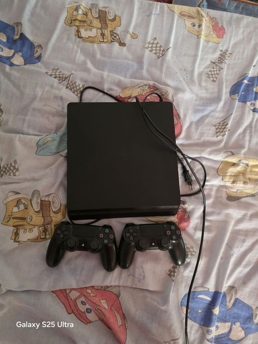 Vând PlayStation 4 Slim 512GB, culoare neagră, împreună cu 2 manete și 3 jocuri.
Consola pornește, însă are o problemă la mufa HDMI (nu mai scoate ima