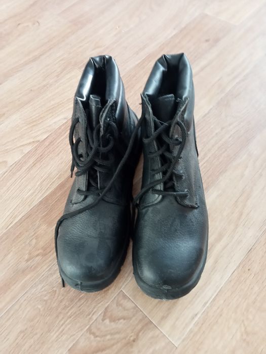 Продам рабочие ботинки размер42.