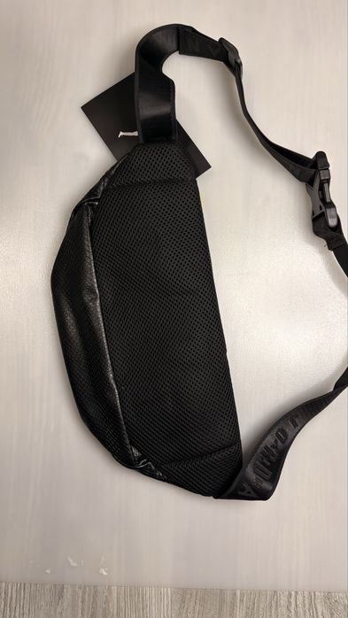 Borseta Jordan neagra cu detalii aurii.