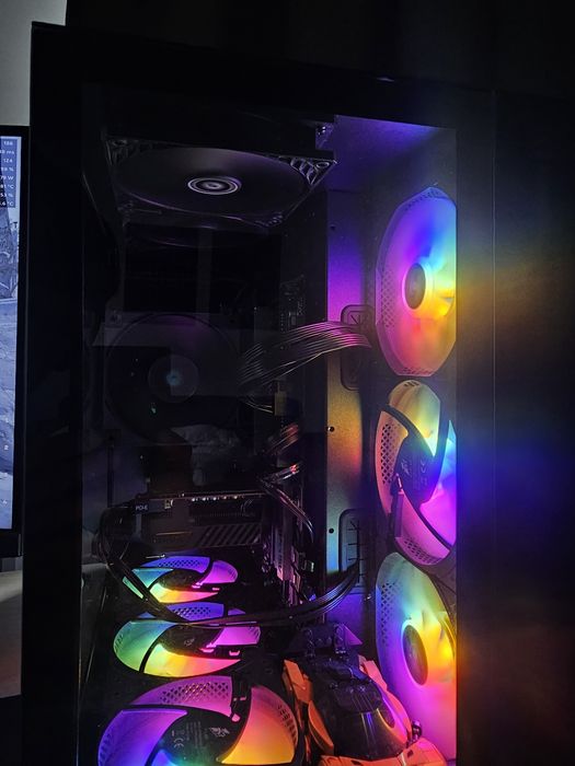 Vand pc gaming complet sau pe piese