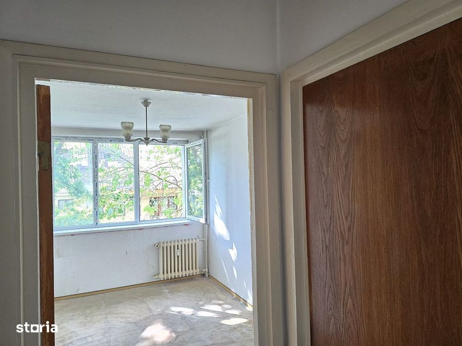 3 camere, 2 balcoane, 3 min metrou Gorjului. Zona verde.
