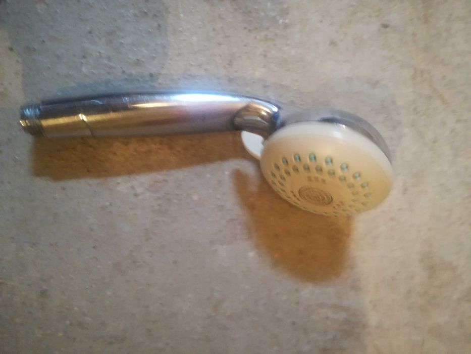 Продавам 2бр.душ слушалки на Видима и Итеркерамик-60мм.