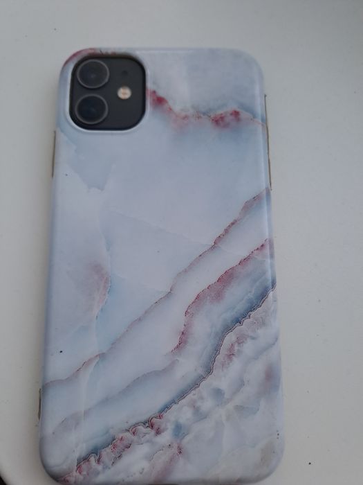 iPhone 11 с чехлом и зарядкой