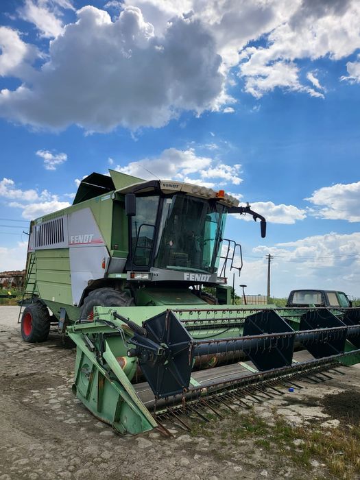 Vând mai multe utilaje și combina Fendt 6330