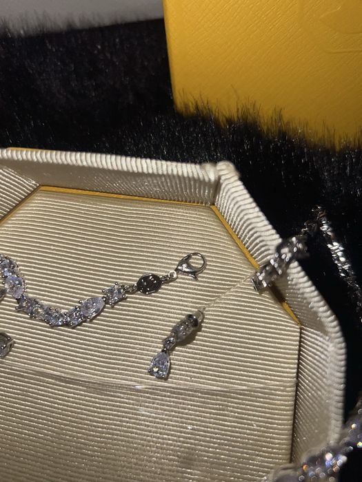 Четири сета на Swarovski