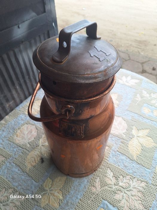 Голям меден съд за мляко