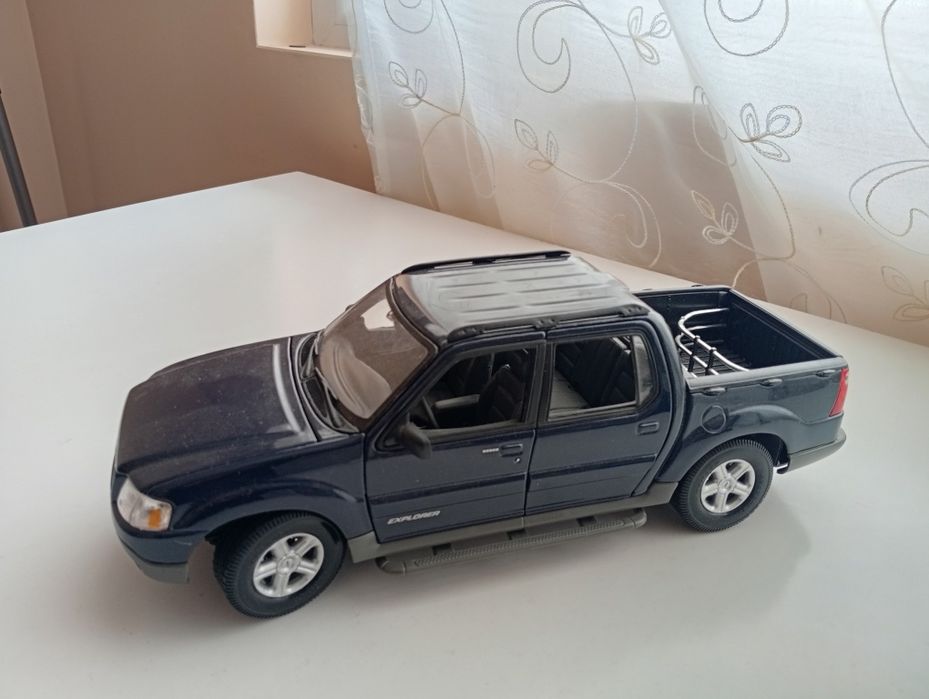 Моделите са в мащаб  1:18 и 1:24