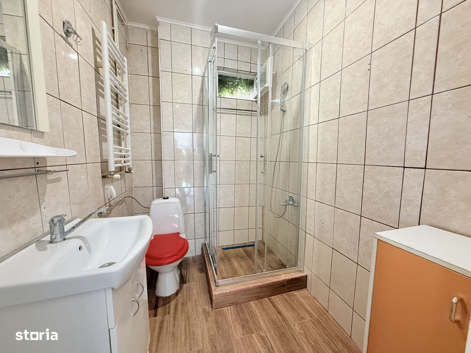 Inchiriez casa cu 2 camere  cu teren in zona centrala
