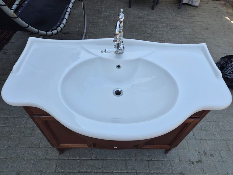 Set mobilier baie stil clasic, lavoar ceramic + oglindă cu aplice