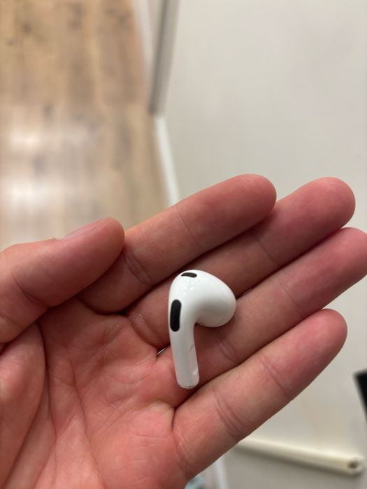 Продам правый наушник Airpods Pro