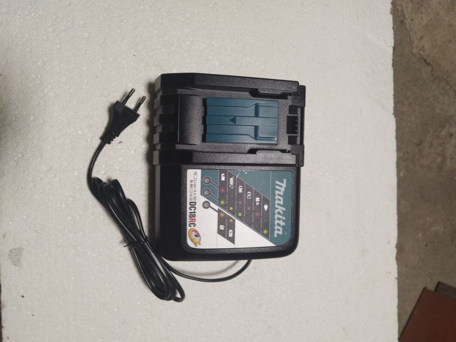 Зарядна станция на Makita