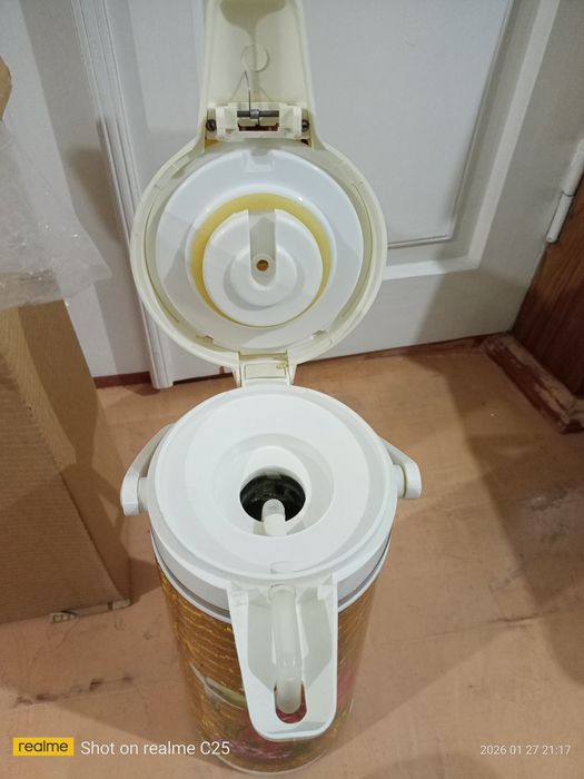 Термос на  3,2 литра.