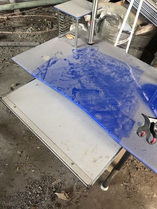 Продам компьютерный стол (стеклянный)