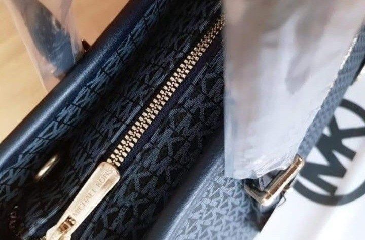 Geanta damă MK super model,logo metalic auriu, saculet, etichetă