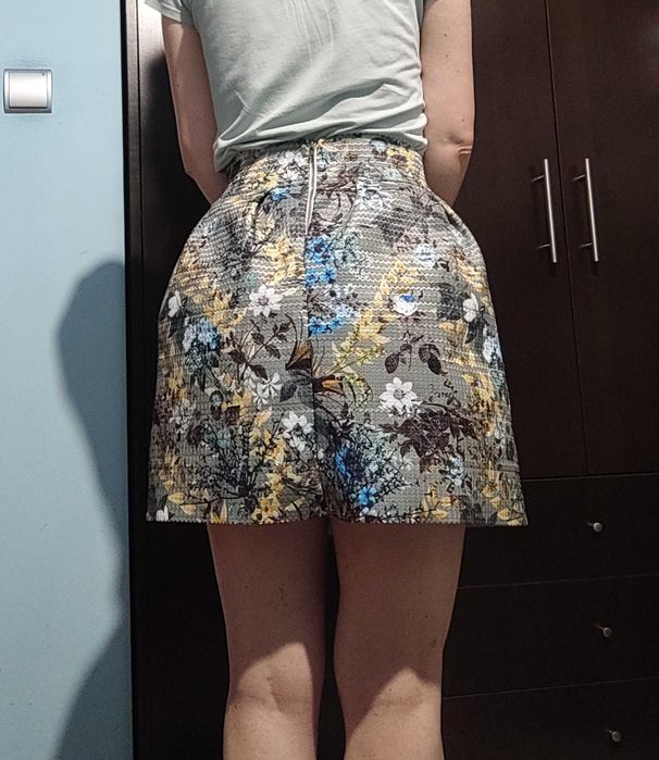 Блуза Sinsay Grinch, ватирана/ зелен  пуловер H&M/ Къса разкроена пола