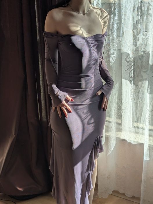 Официална лилава рокля с голи рамене