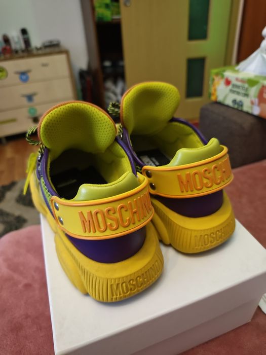Vând adidași moschino