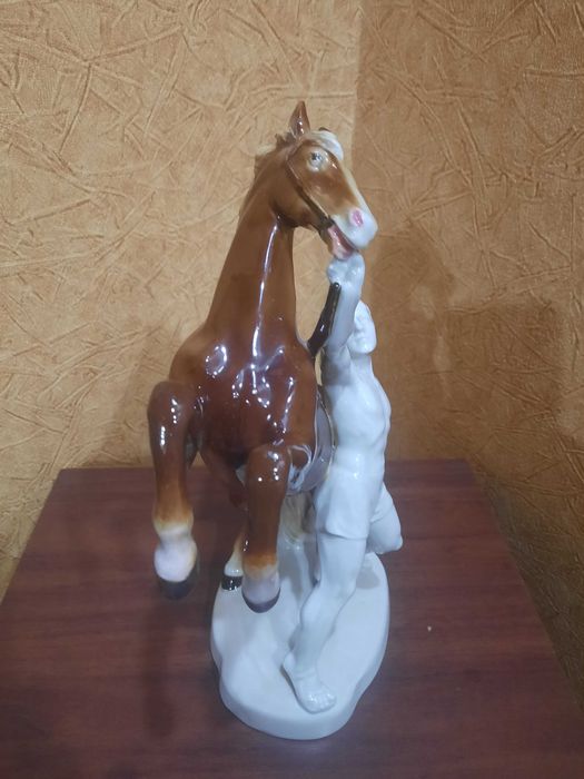 Большая фарфоровая статуэтка "УКРОЩЕНИЕ КОНЯ"Германия, "GRAFENTHAL"