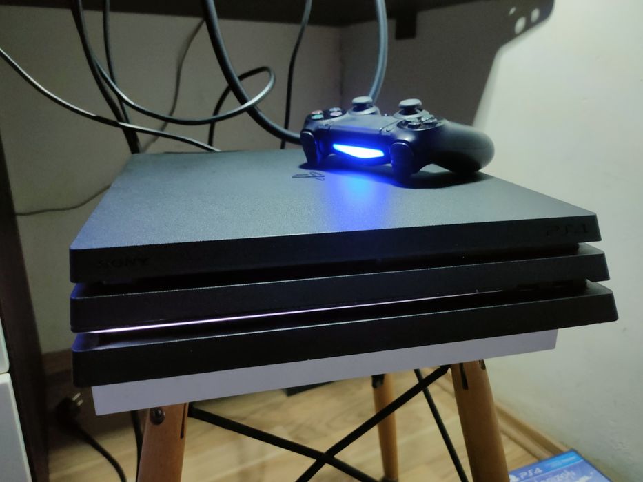 PlayStation 4 Pro 1TB + 4 игри + DualShock 4
