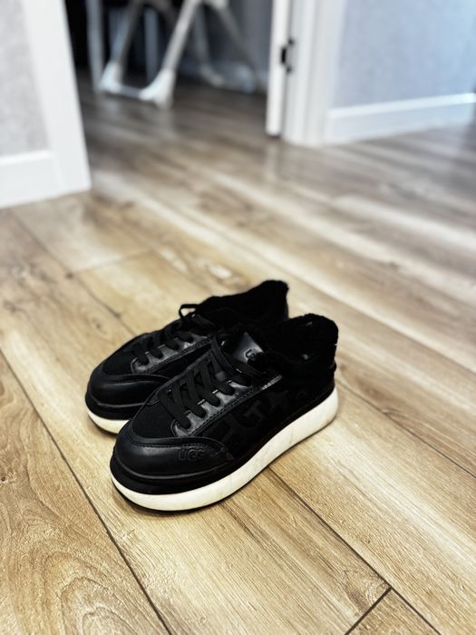 Кроссовки женские