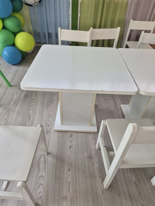 Mese si scaune din lemn pentru copii
