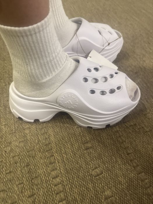 Поодам кроксы шлепки adidas