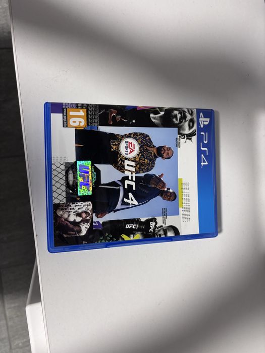 Продавам PlayStation 4 + 3 джойстика + UFC 4