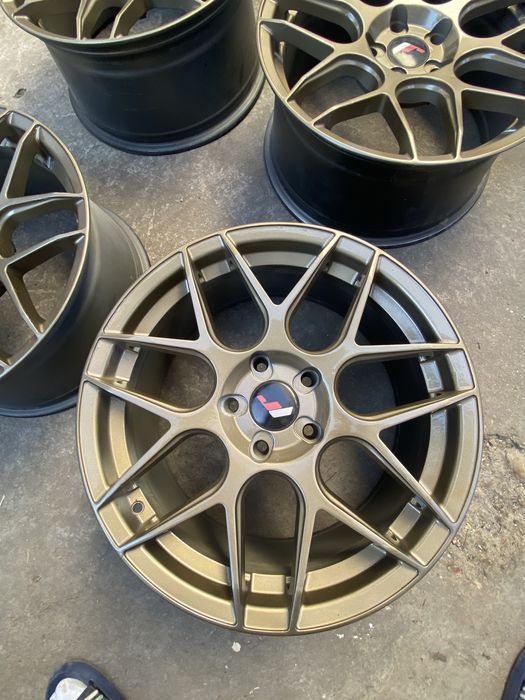 Jante japan racing r18 plus 3 cauciucuri 235 40 r18