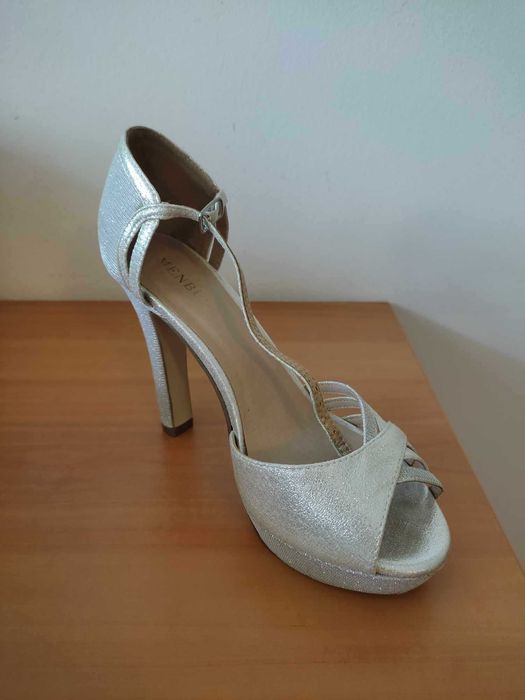 Разкошна абитуриентска рокля със сребристи обувки на висок ток