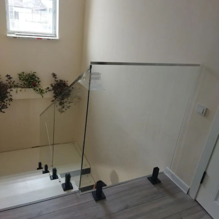 Душ кабина из стекла, перегородки двери