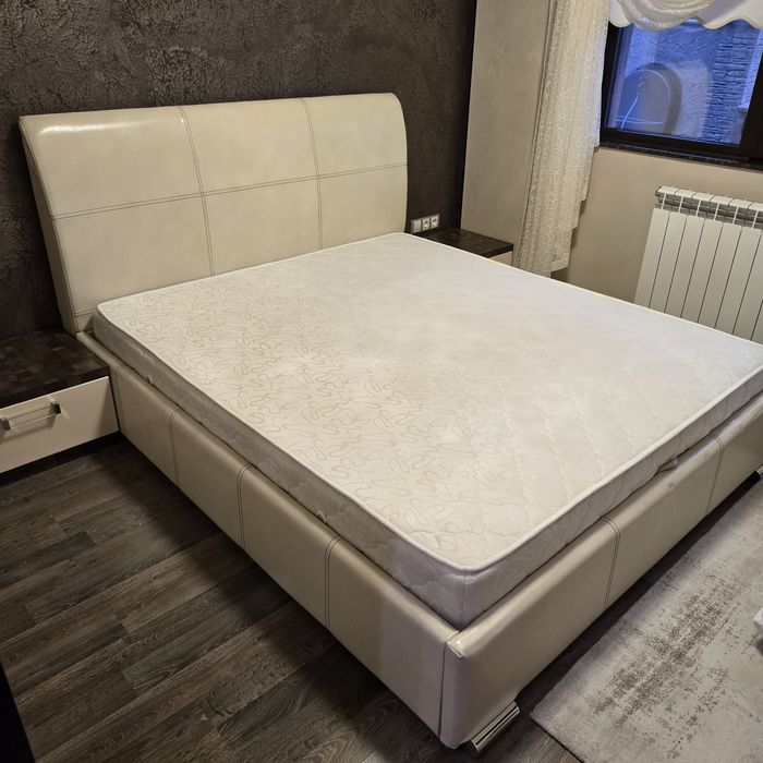 Бежова използвана спалня!