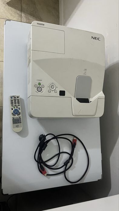 Проектор (короткофокусный)