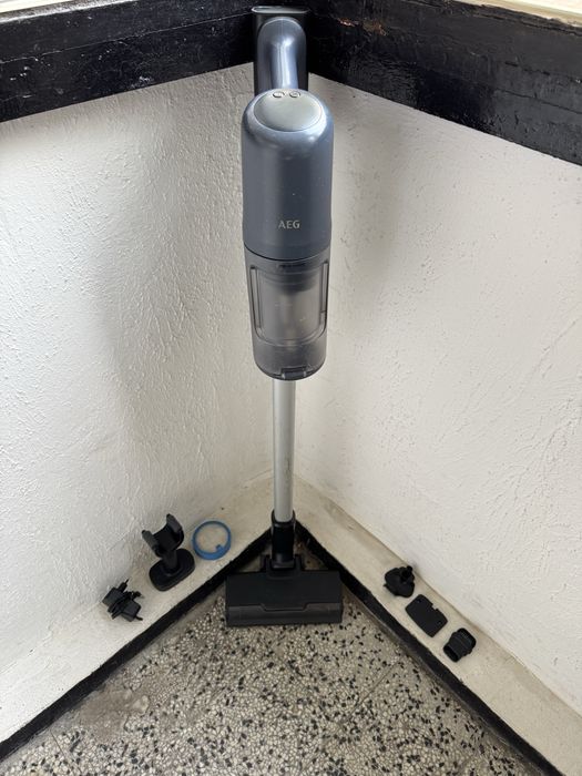 Вертикална Безжична Прахосмукачка AEG Clean 6000 AP61CB21DB, 21.6V, до 40 мин Работа, 365W!