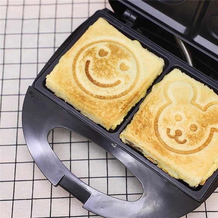 Тостер за сандвичи / палачинки с карикатурен дизайн усмивка и мишле