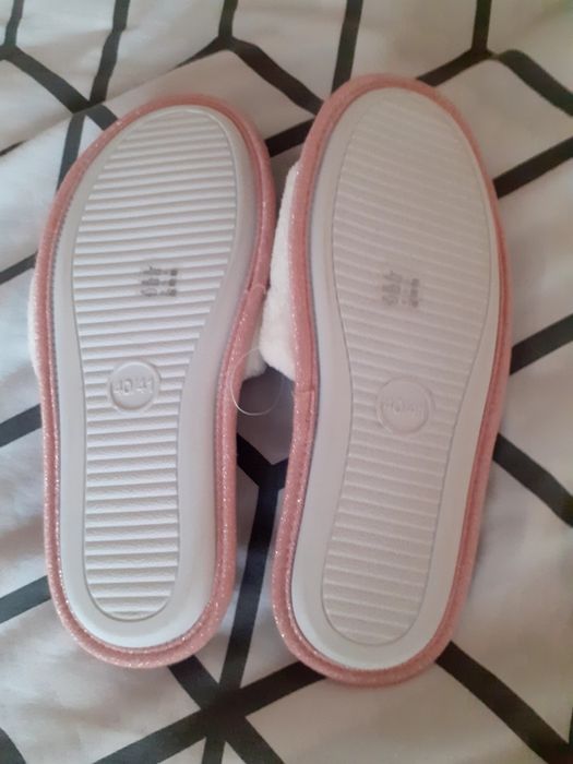 Slapi de casa noi cu eticheta marimea 41