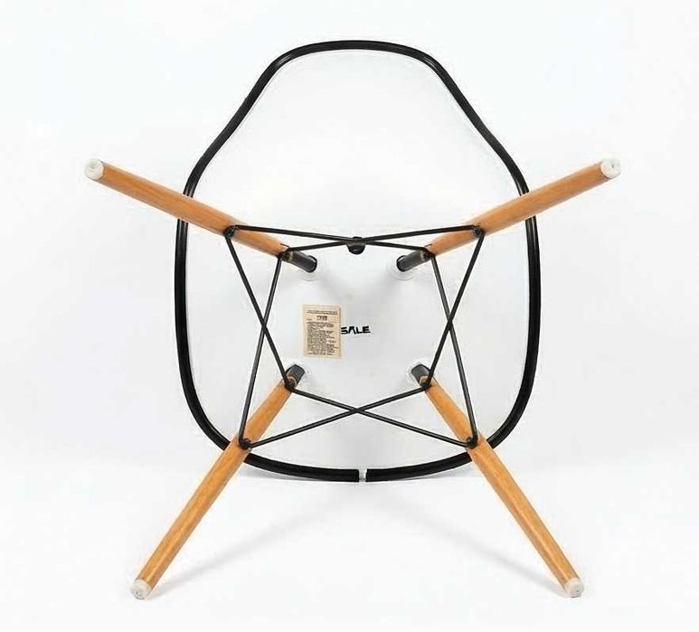 Vitra Eames DSW Стол — ОРИГИНАЛ, Тъмно Сива Тапицерия, Кленови Крака