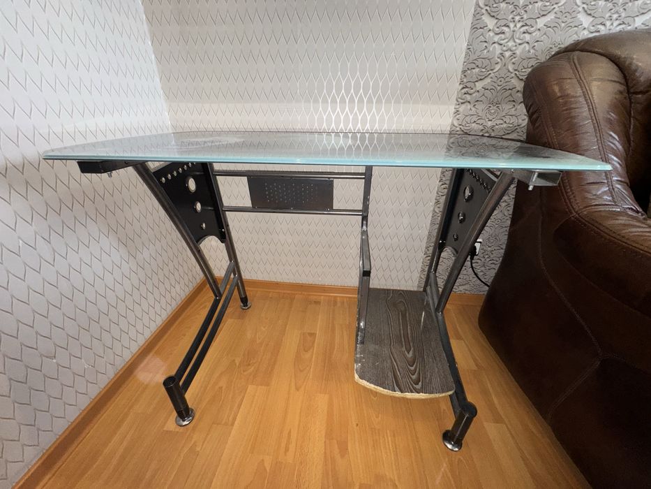Стеклянный столик
