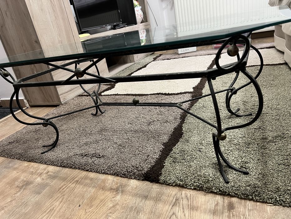 Masă din sticlă cu structură metalică